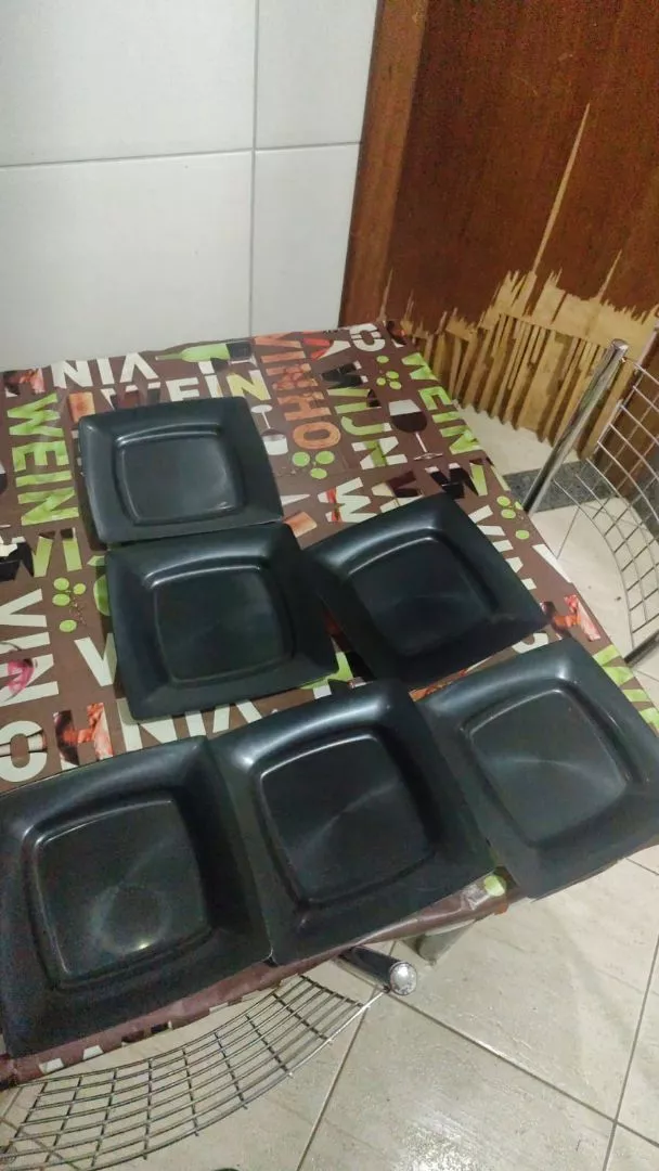 Foto de cliente 10 — pratos pretos quadrados
