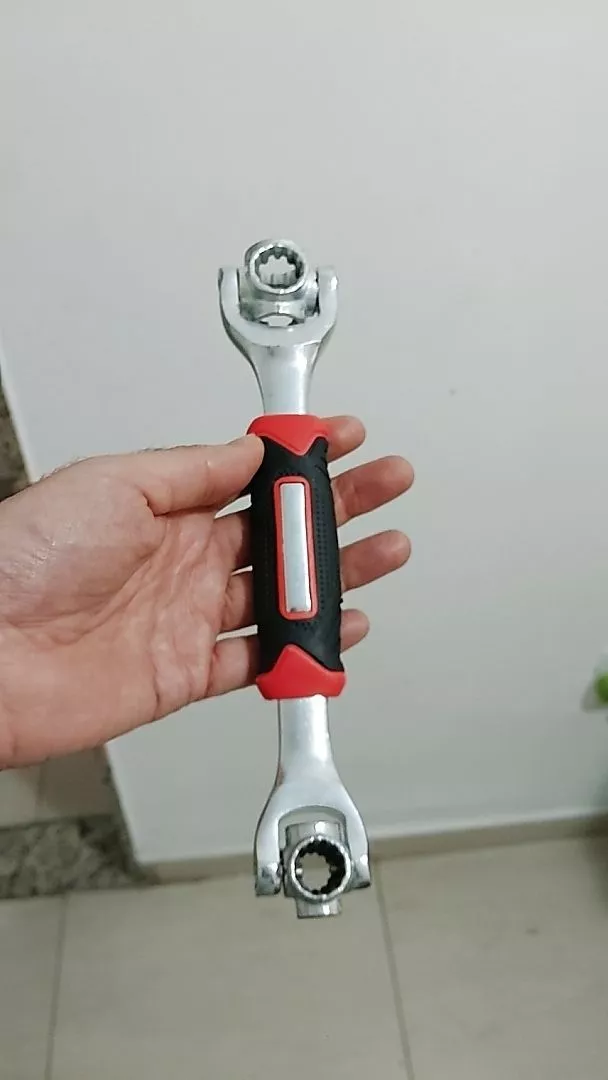 Chave multifuncional 52 em 1 em foto de cliente 3